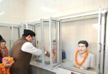 मुख्यमंत्री श्री पुष्कर सिंह धामी ने शुक्रवार को शहीद स्थल कचहरी परिसर, देहरादून में उत्तराखण्ड राज्य आंदोलनकारी शहीदों की पुण्य स्मृति में उनके चित्रों पर पुष्पांजलि अर्पित कर श्रद्धांजलि दी।