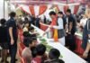 टनकपुर दशहरा महोत्सव में मुख्यमंत्री ने भंडारे में सेवा कर रहे आयोजकों एवं स्वयंसेवकों का उत्साहवर्धन भी किया।