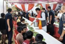टनकपुर दशहरा महोत्सव में मुख्यमंत्री ने भंडारे में सेवा कर रहे आयोजकों एवं स्वयंसेवकों का उत्साहवर्धन भी किया।