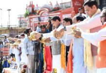 प्रधानमंत्री श्री नरेन्द्र मोदी के सार्वजनिक सेवा के 25 वर्ष पूर्ण होने पर मुख्यमंत्री धामी ने मंत्रिमंडल के सहयोगियों के साथ हरकी पैड़ी पर किया गंगा पूजन एवं आरती l