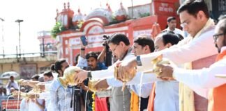 प्रधानमंत्री श्री नरेन्द्र मोदी के सार्वजनिक सेवा के 25 वर्ष पूर्ण होने पर मुख्यमंत्री धामी ने मंत्रिमंडल के सहयोगियों के साथ हरकी पैड़ी पर किया गंगा पूजन एवं आरती l